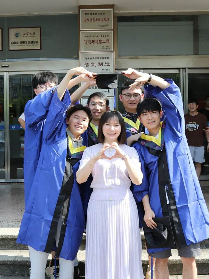 图片 师生们总会联想到她课堂上妙趣横生的算