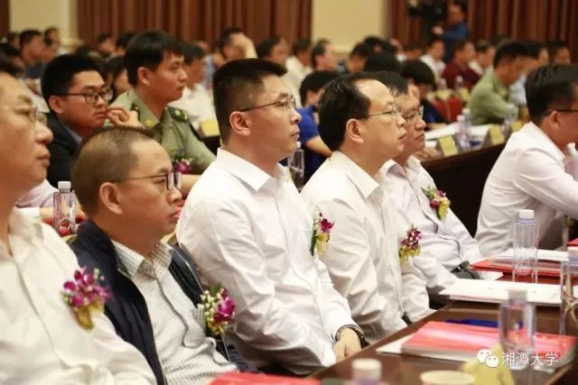 校长周益春出席大会