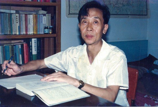 阳光照在朱蔚文教授的书桌上
