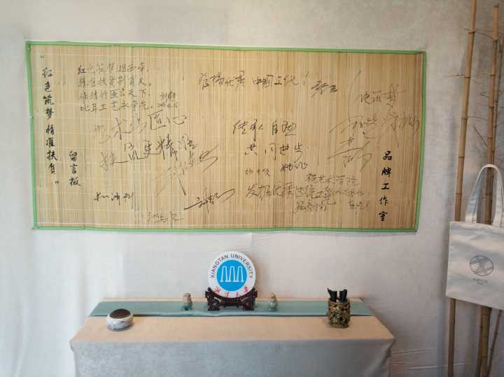 是艺术金牛娱乐官网使用方法的师生在“