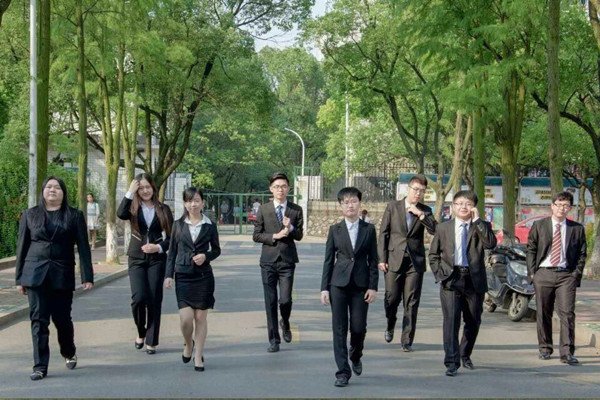我们在采访前莫名感到紧张